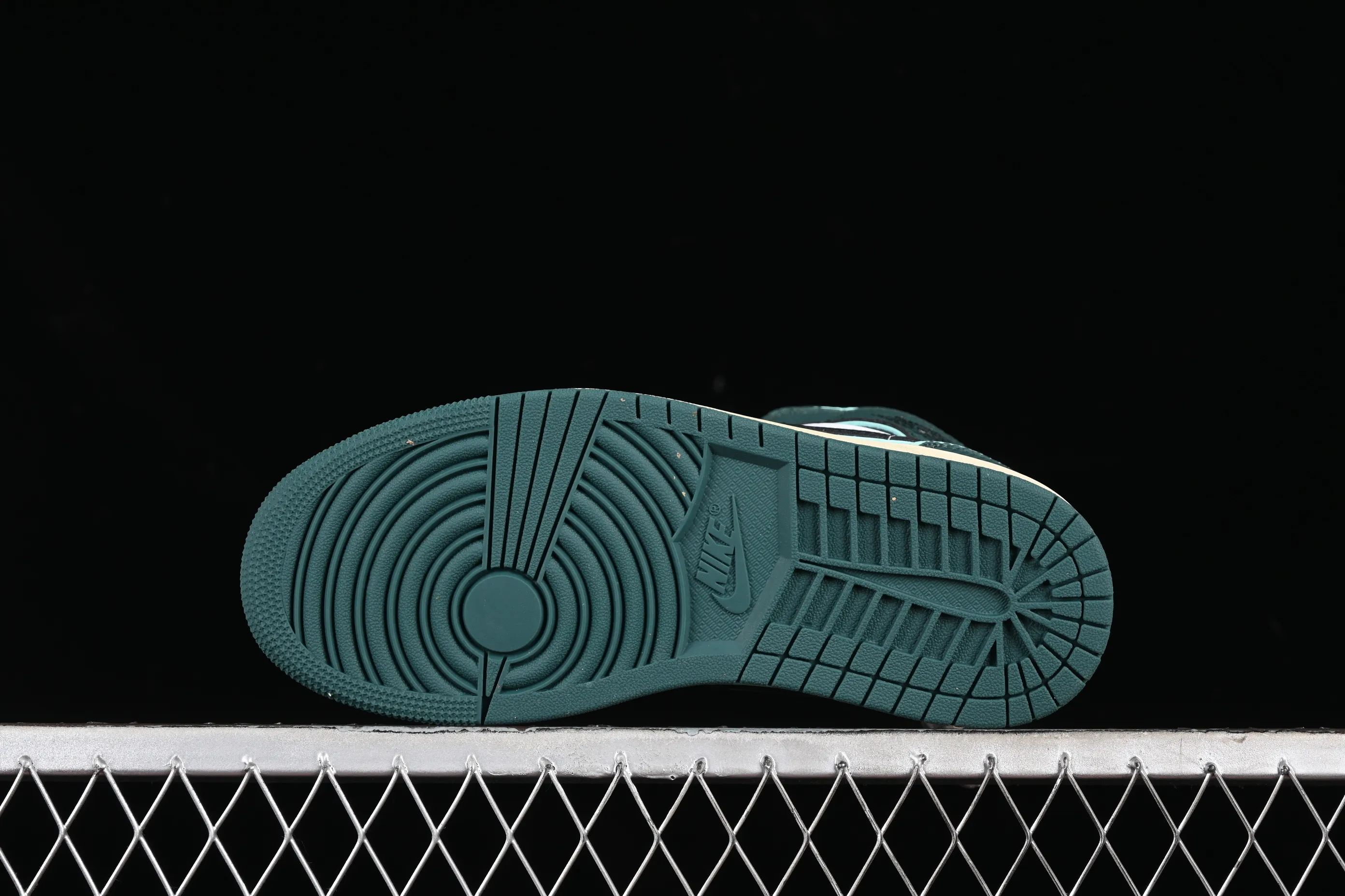 All Categories Air Jordan Jordan Series Basketball Shoes Air Jordan 1 Mid Air Jordan 1 Mid AJ1 Joe 1 Snake Print Black Green Toe Zhongbang Basketball Shoes FQ7818-100